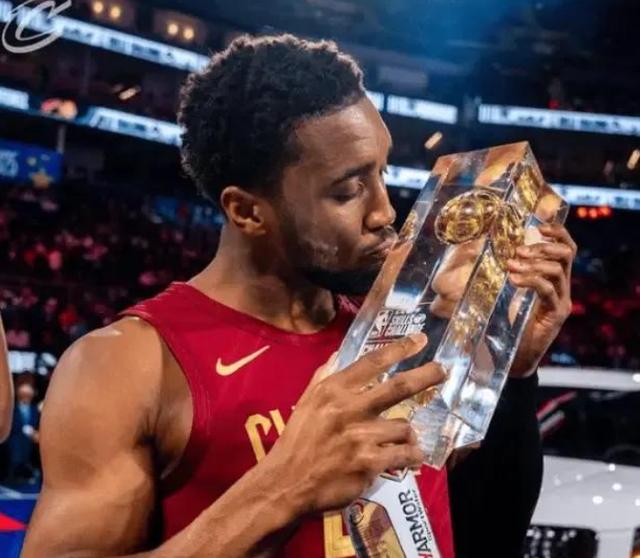 体坛巨星的动人表现:球场上的光芒 体坛巨星的动人表现:球场上的光芒