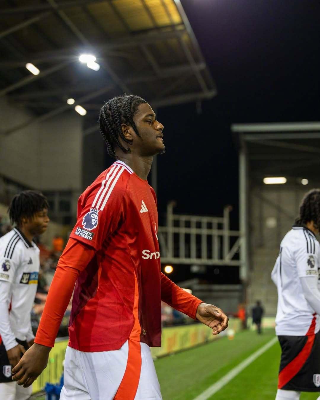 关于曼联新援破门得分，球迷欢呼连连的信息