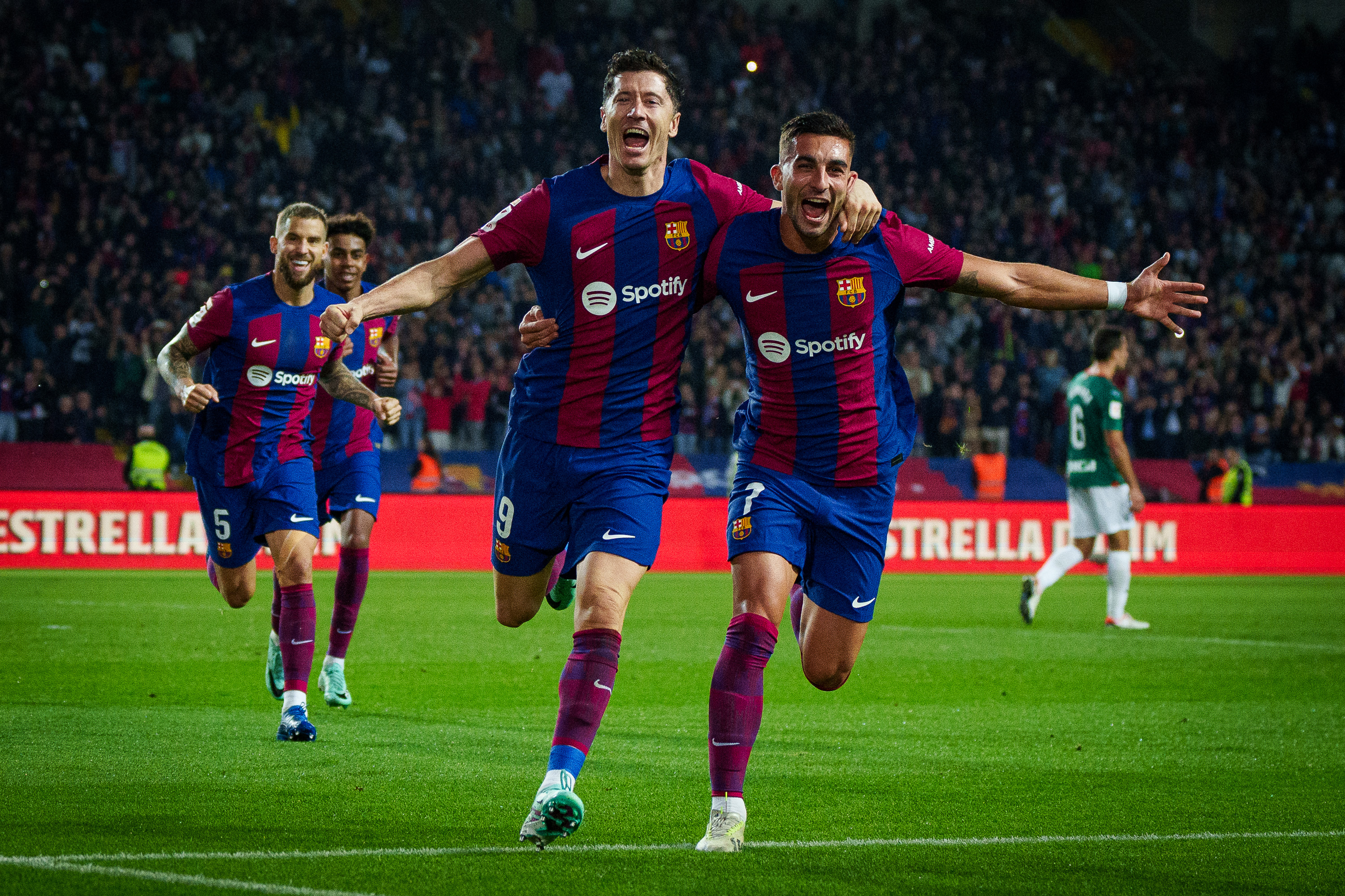 西甲盛宴即将展开,皇家马德里迎战巴塞罗那 西甲盛宴即将展开,皇家马德里迎战巴塞罗那