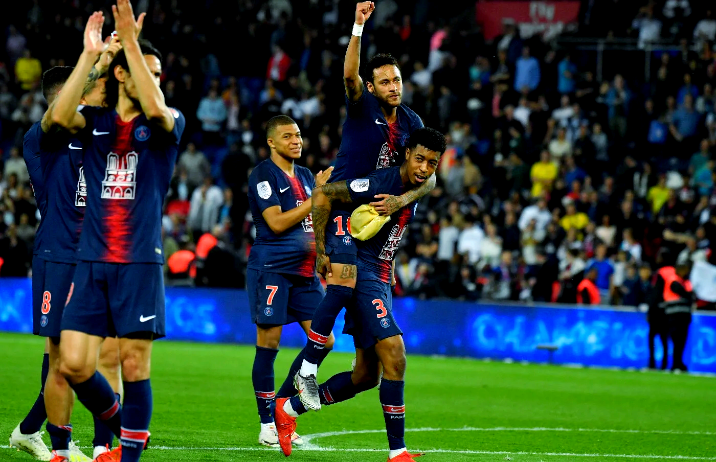 里昂主场不敌对手,遭遇连败 里昂主场不敌对手,遭遇连败