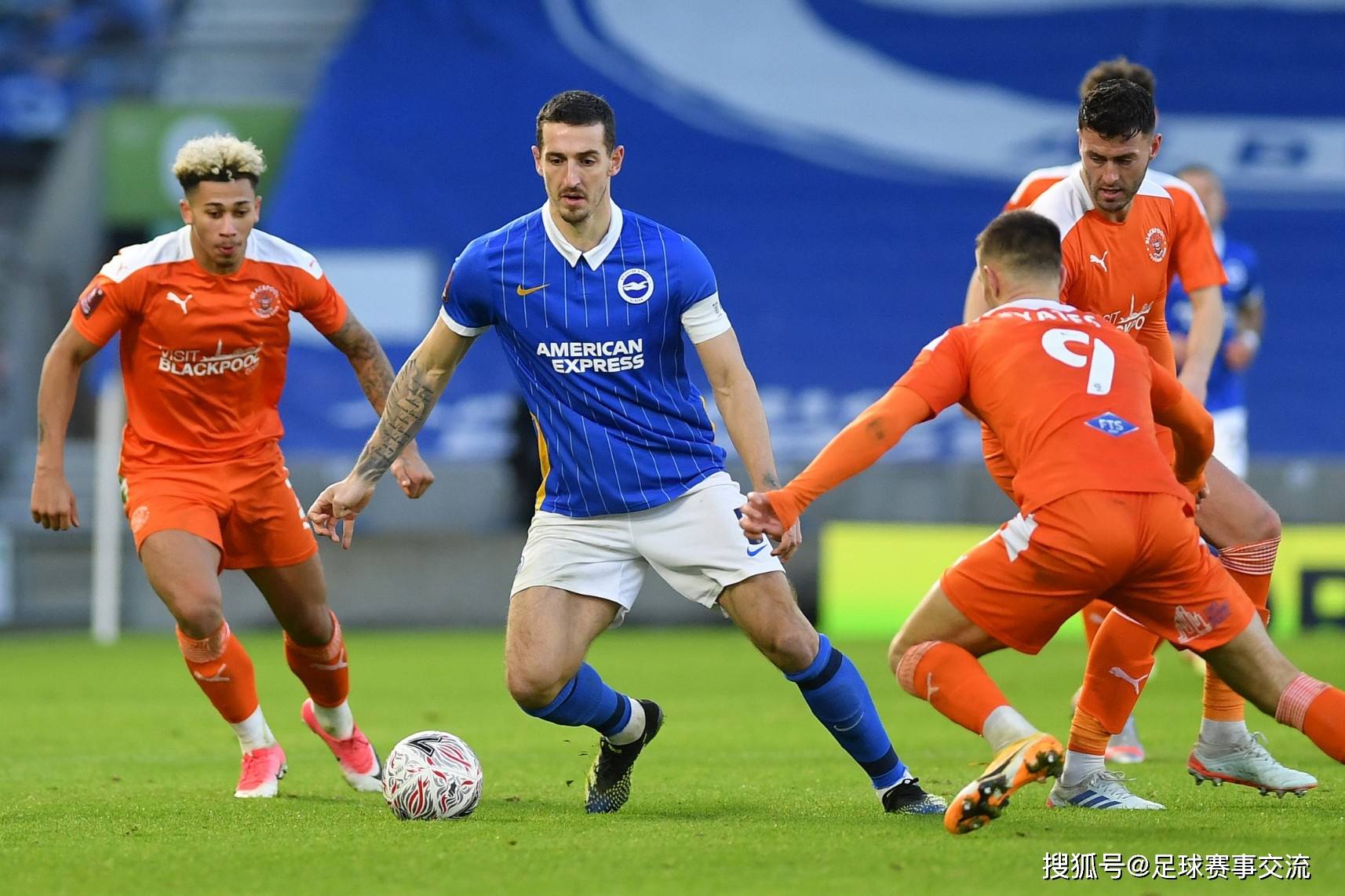 足球比赛中的高能对抗吸睛无数 足球比赛中的高能对抗吸睛无数