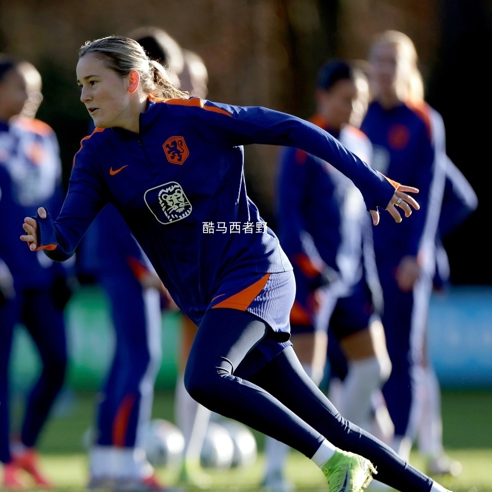 荷兰女足队在比赛中突破障碍 荷兰女足队在比赛中突破障碍