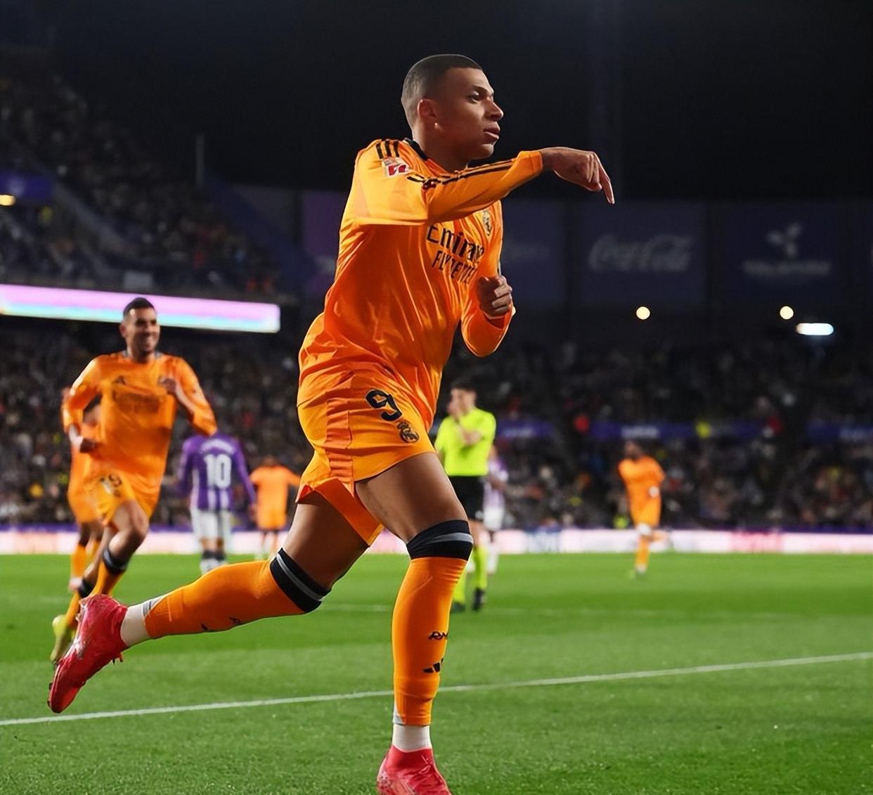 一战成名!新星独造帽子戏法,引领球队获胜 一战成名!新星独造帽子戏法,引领球队获胜