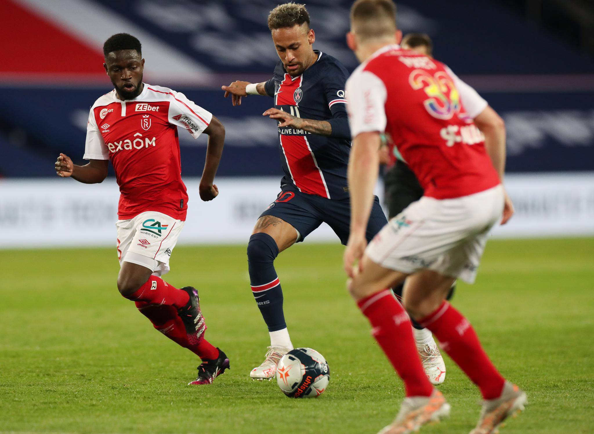 包含里昂主场战胜梅斯，法甲卫冕雄心犹在的词条