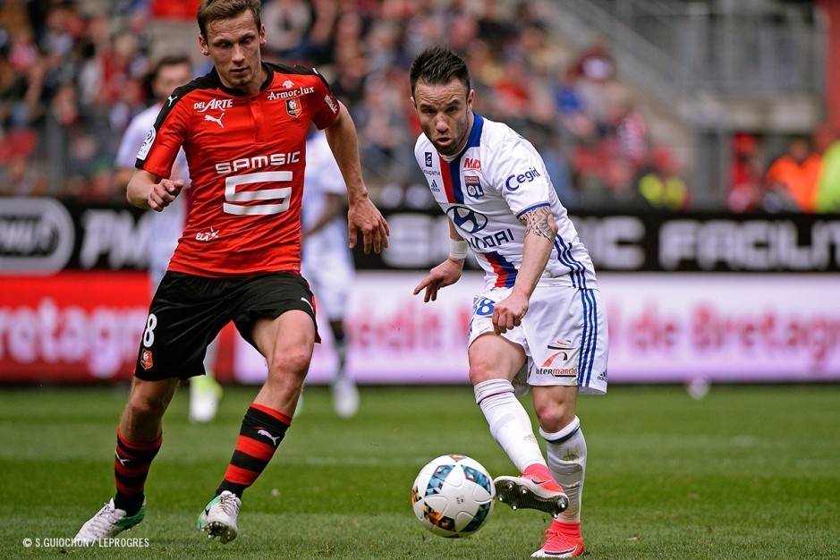 包含里昂主场战胜梅斯，法甲卫冕雄心犹在的词条