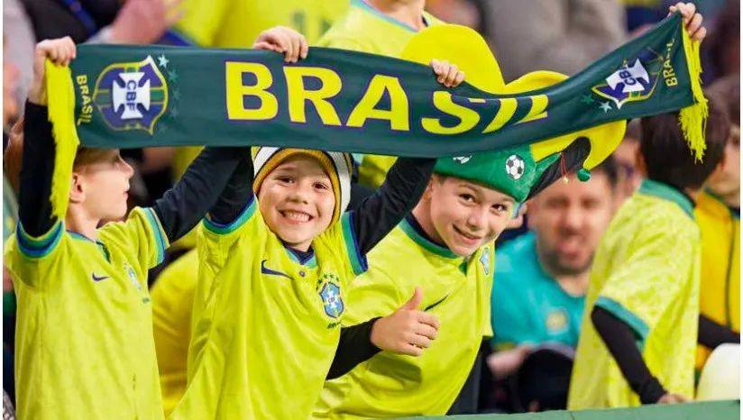 巴西足球队长指导年轻球员练习技术的简单介绍