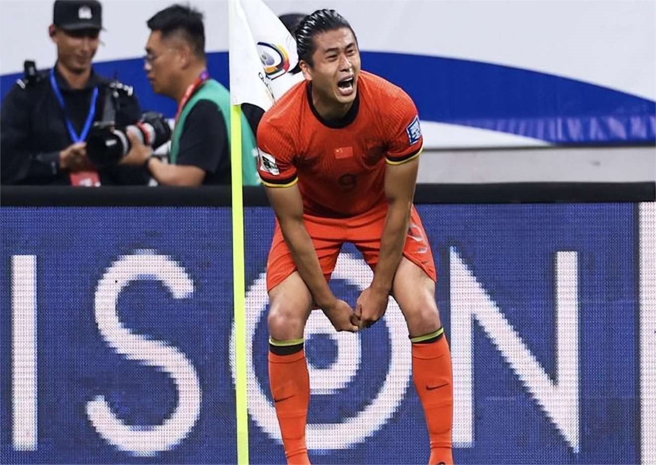 硬汉球员在比赛中展现出色防守 硬汉球员在比赛中展现出色防守