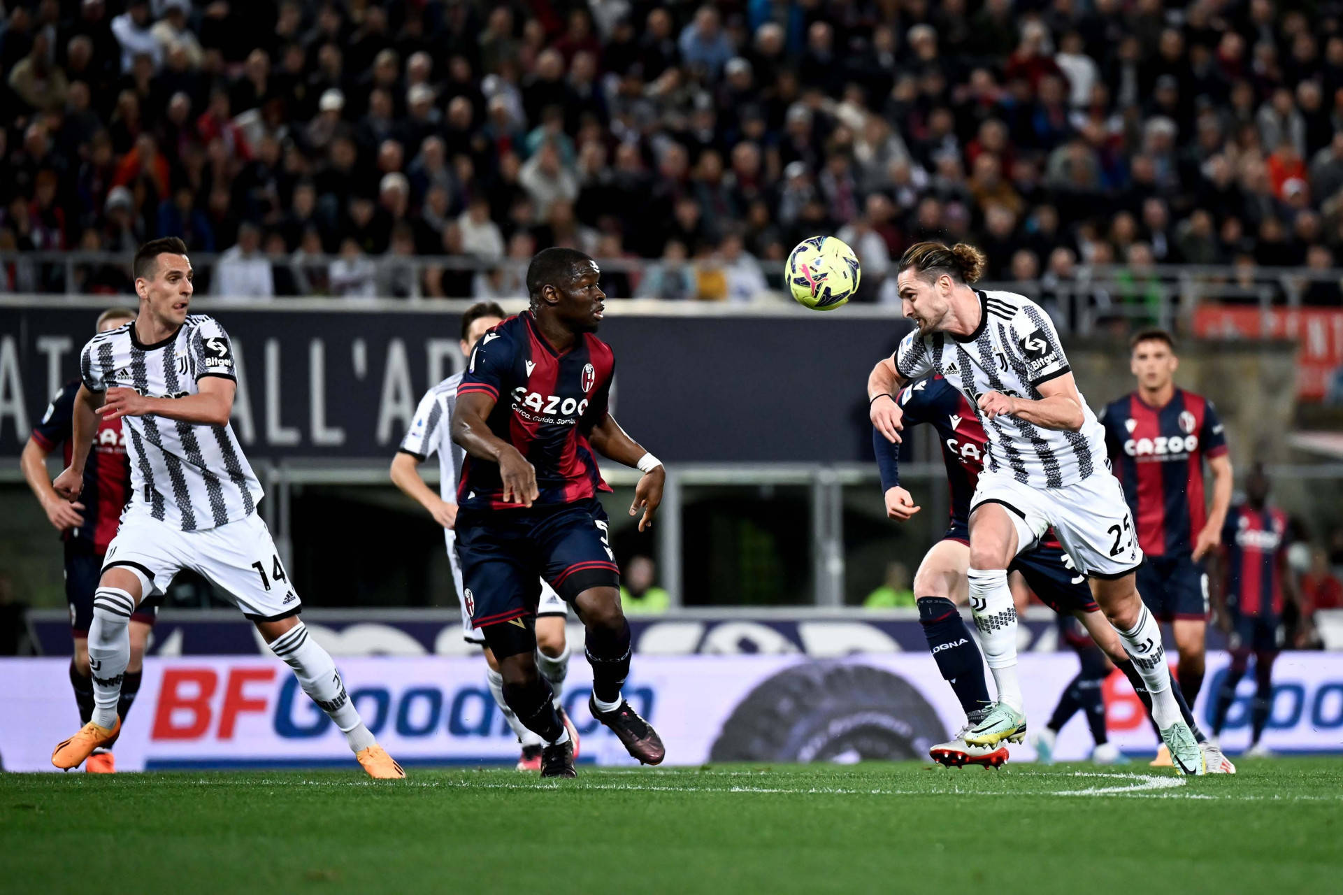 关于意大利足球风云再起,球员们拼尽全力争夺荣誉的信息 关于意大利足球风云再起,球员们拼尽全力争夺荣誉的信息