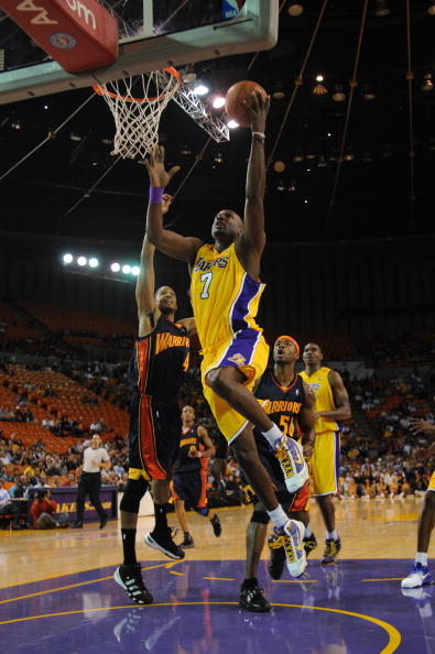 全球篮球赛中发生激烈争夺,胜负悬念 全球篮球赛中发生激烈争夺,胜负悬念