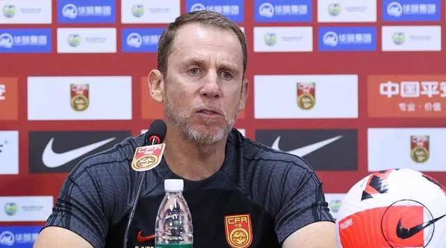 球队备战比赛,教练严阵以待 球队备战比赛,教练严阵以待