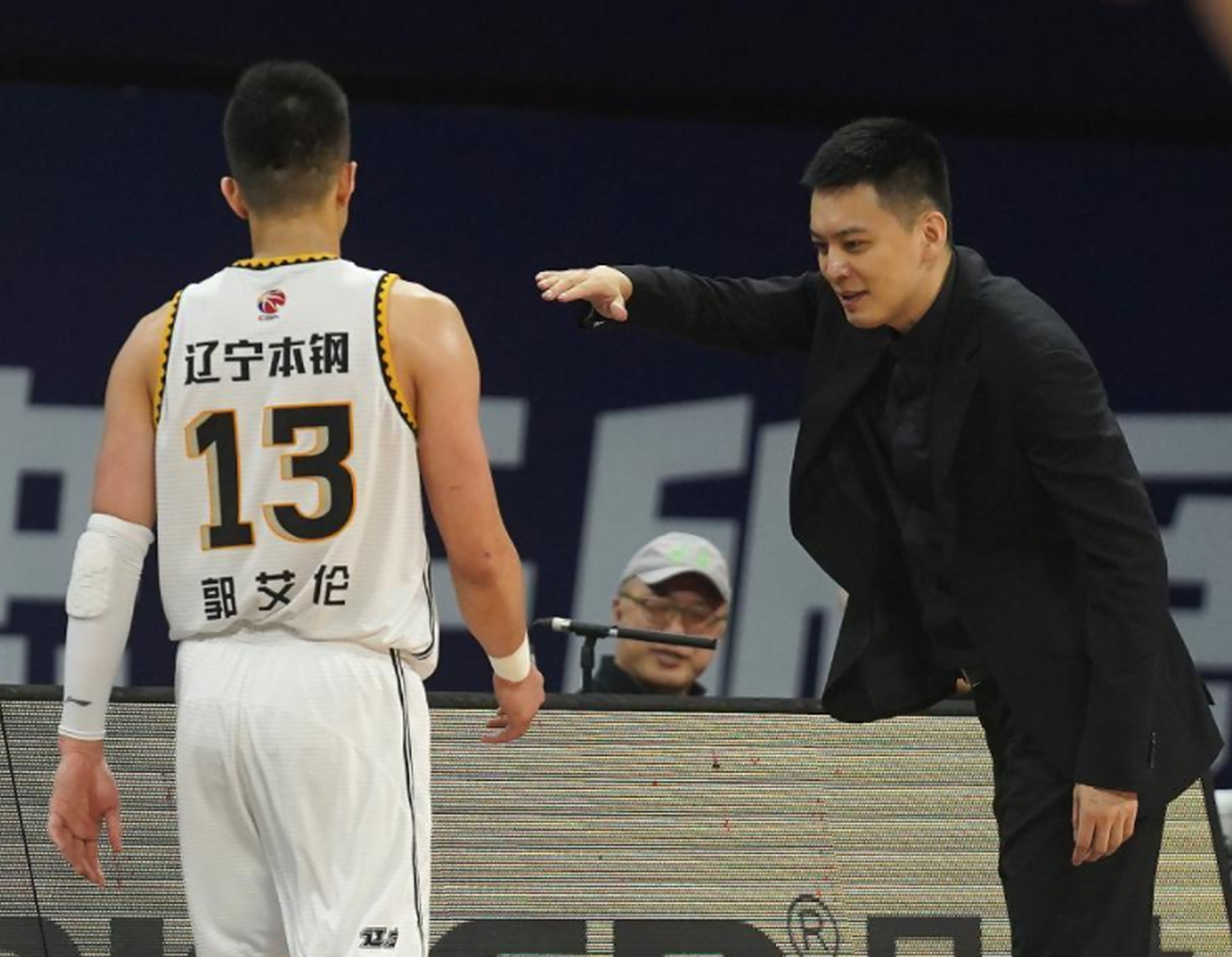 球队备战比赛,教练严阵以待 球队备战比赛,教练严阵以待