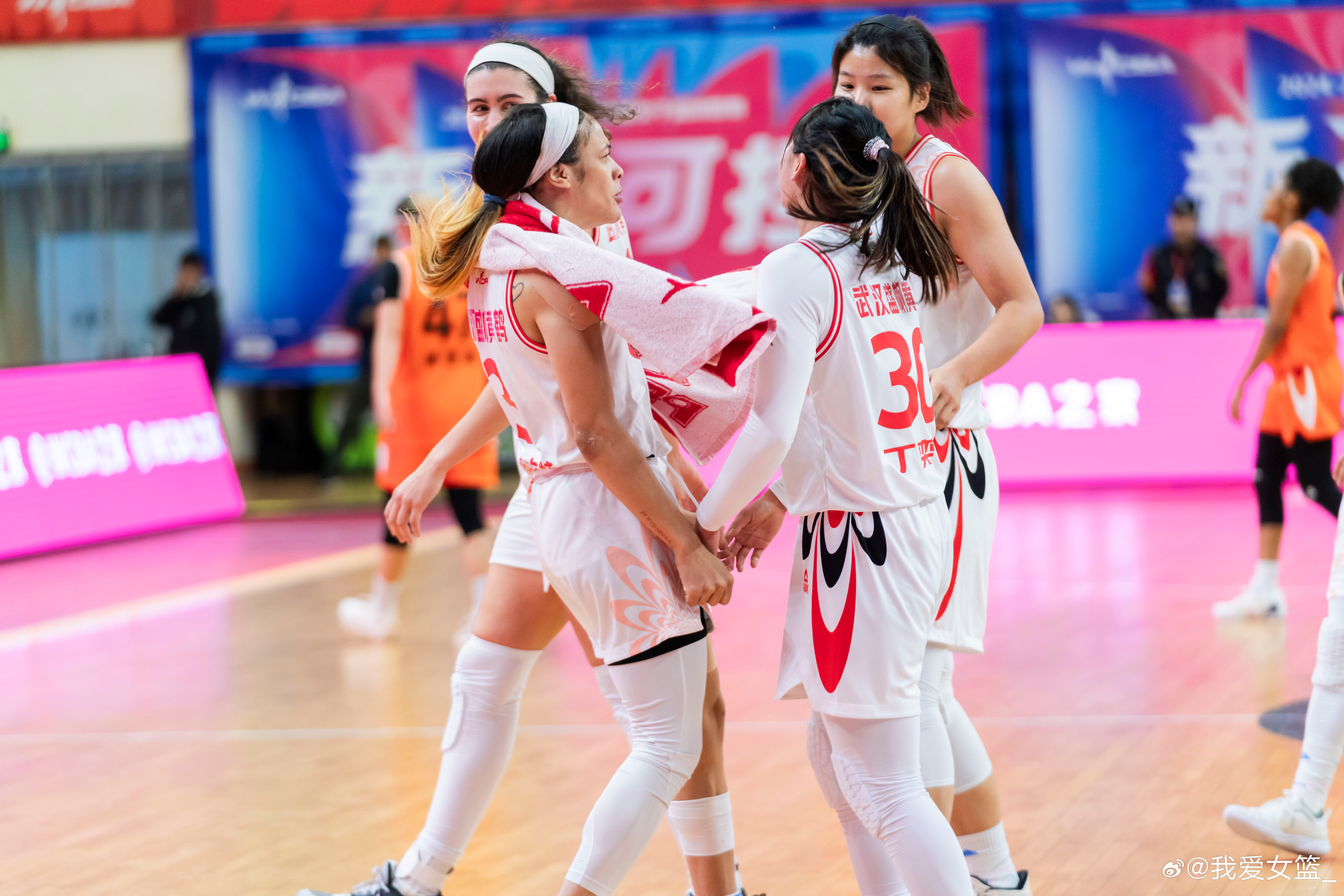 关于上海女篮取得连胜,状态火爆引领全联赛的信息 关于上海女篮取得连胜,状态火爆引领全联赛的信息