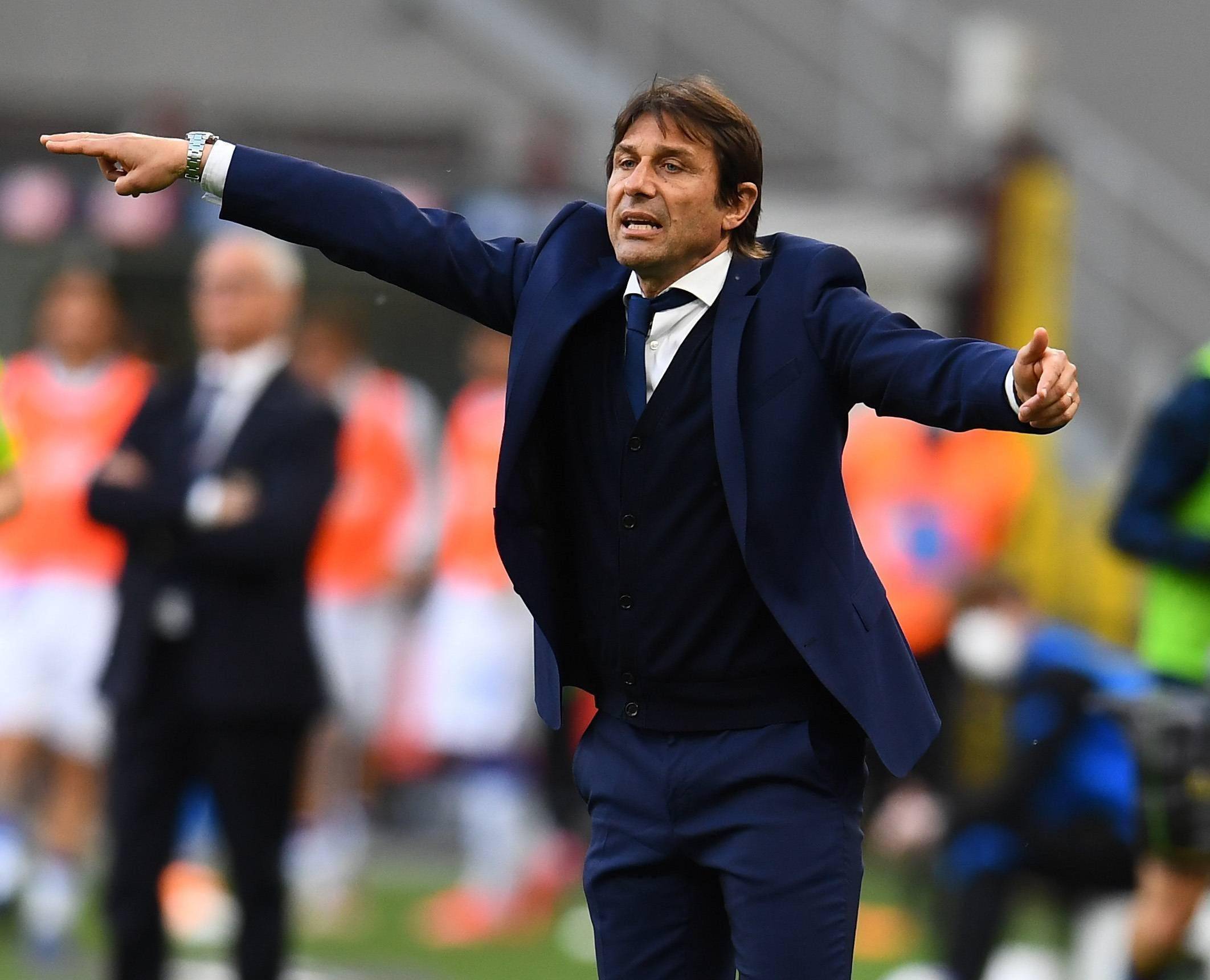 足球明星在最后一场比赛中展现出色球技