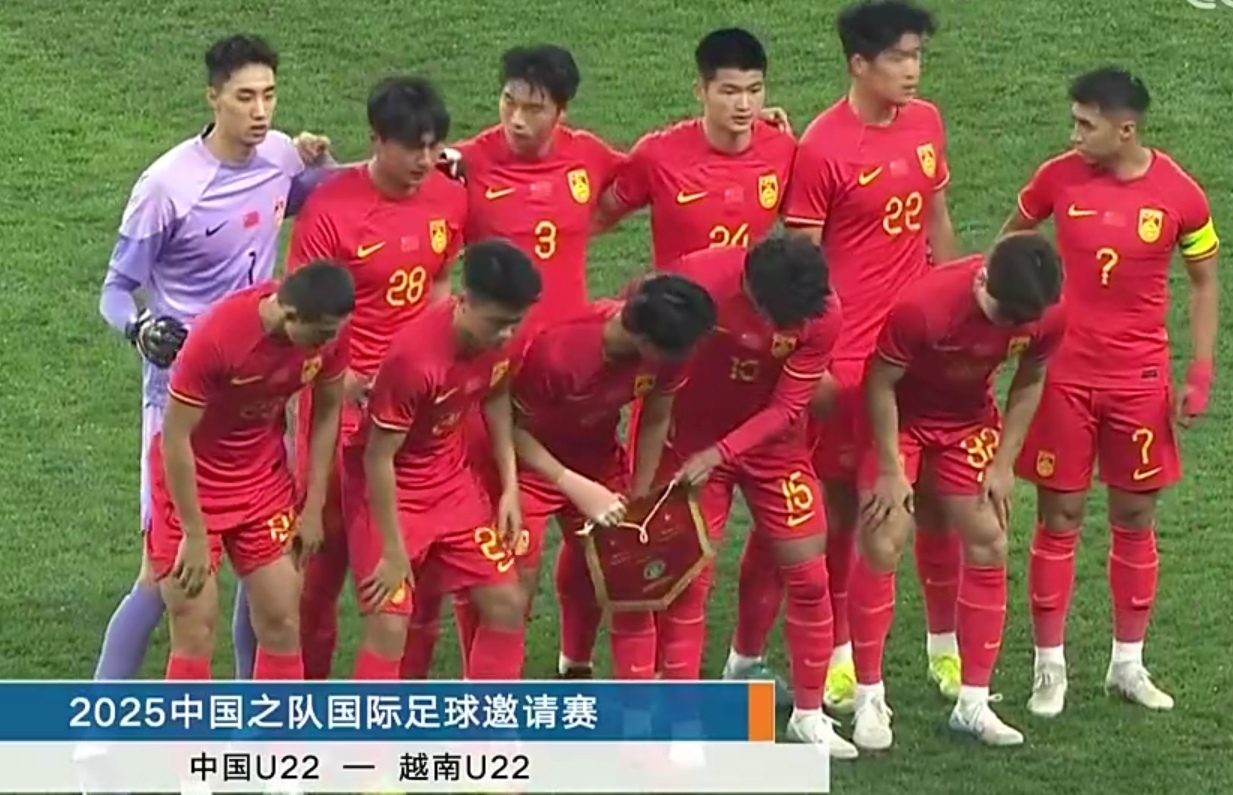 国内足球盛况不减!两支豪门球队上演巅峰对决 国内足球盛况不减!两支豪门球队上演巅峰对决