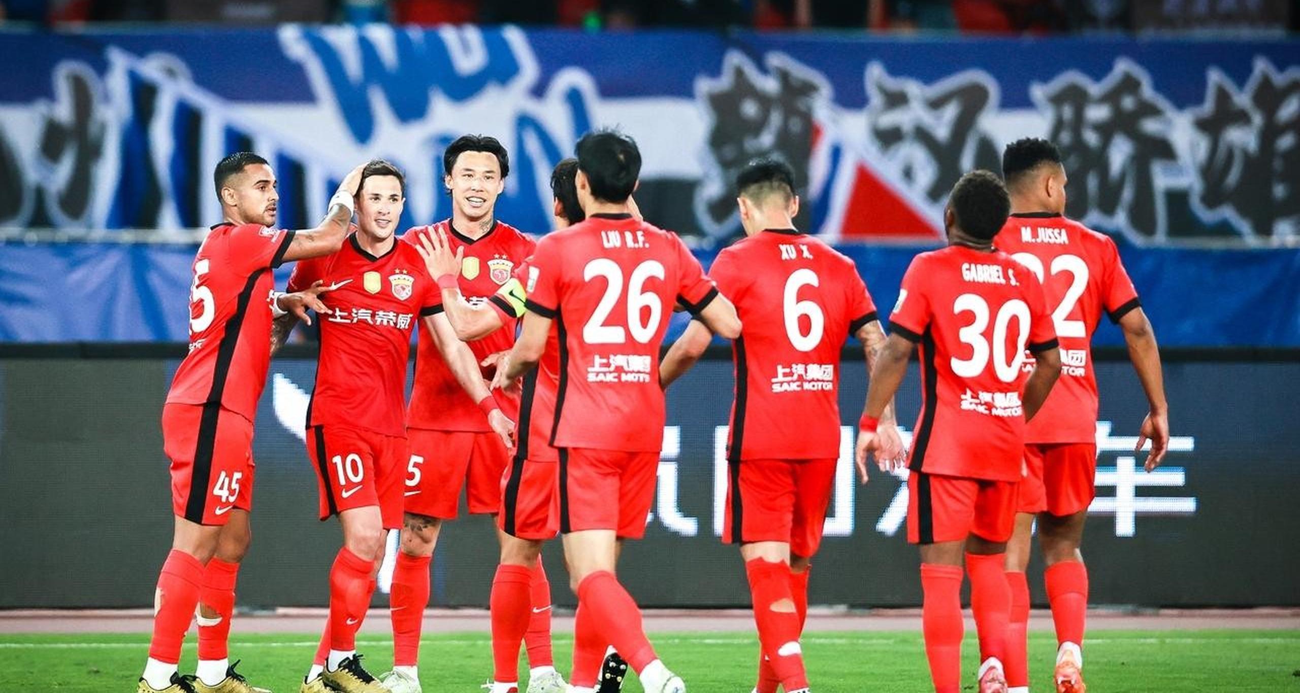 国内足球盛况不减!两支豪门球队上演巅峰对决 国内足球盛况不减!两支豪门球队上演巅峰对决