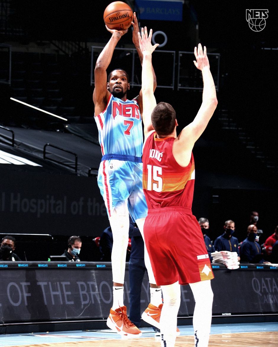 篮网擒掘金,杜兰特表现抢眼 篮网擒掘金,杜兰特表现抢眼