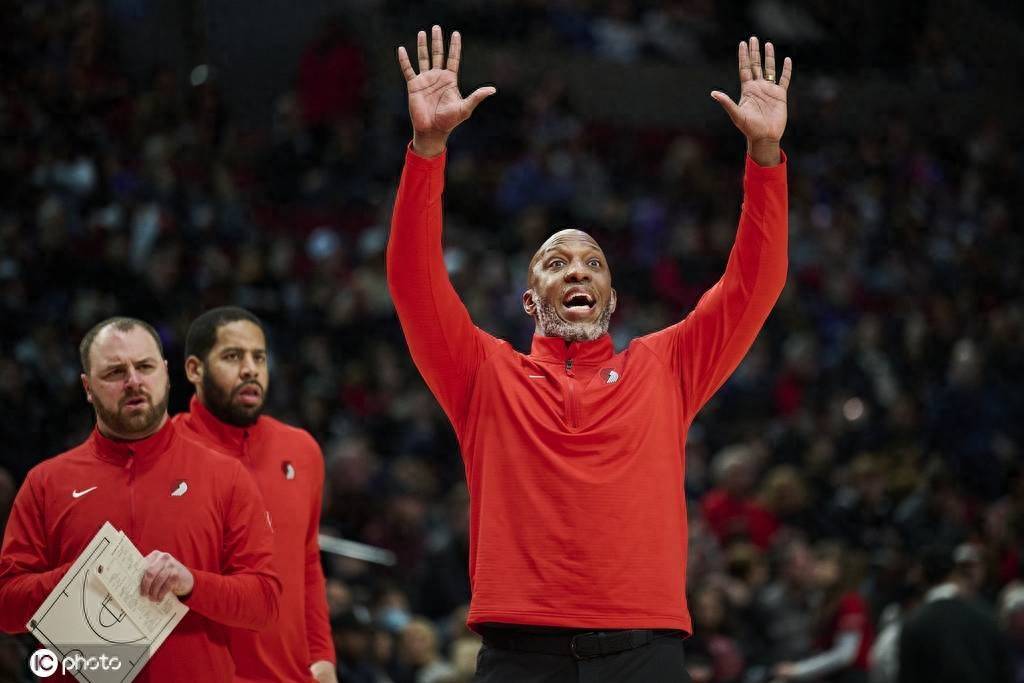 开拓者主教练被解职,球队风波越演越烈 开拓者主教练被解职,球队风波越演越烈