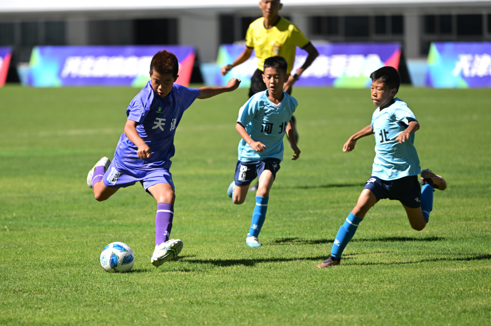 足球英雄的传奇故事在赛场上演 足球英雄的传奇故事在赛场上演