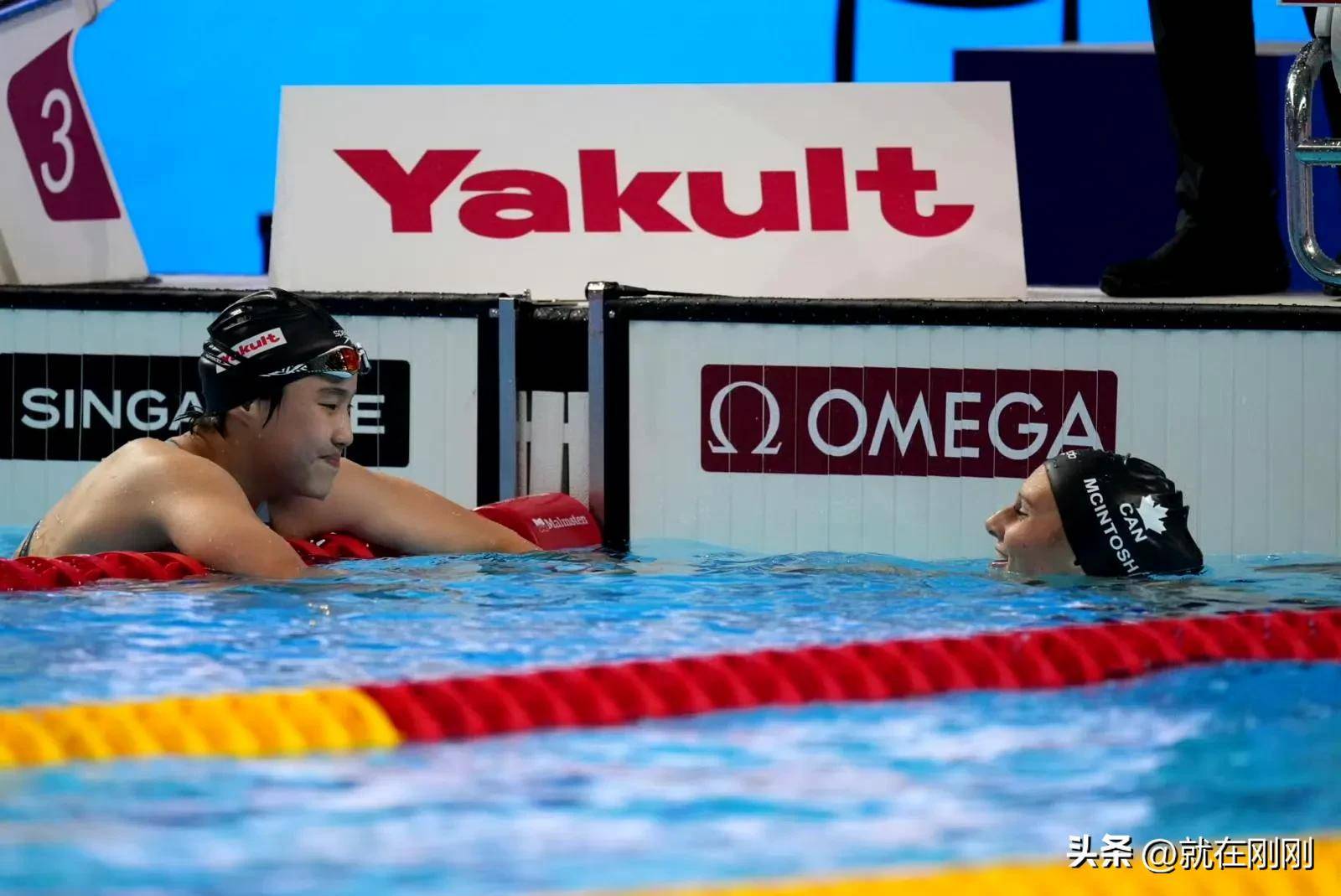 游泳项目比赛中澳大利亚选手领奖,实力惊人 游泳项目比赛中澳大利亚选手领奖,实力惊人