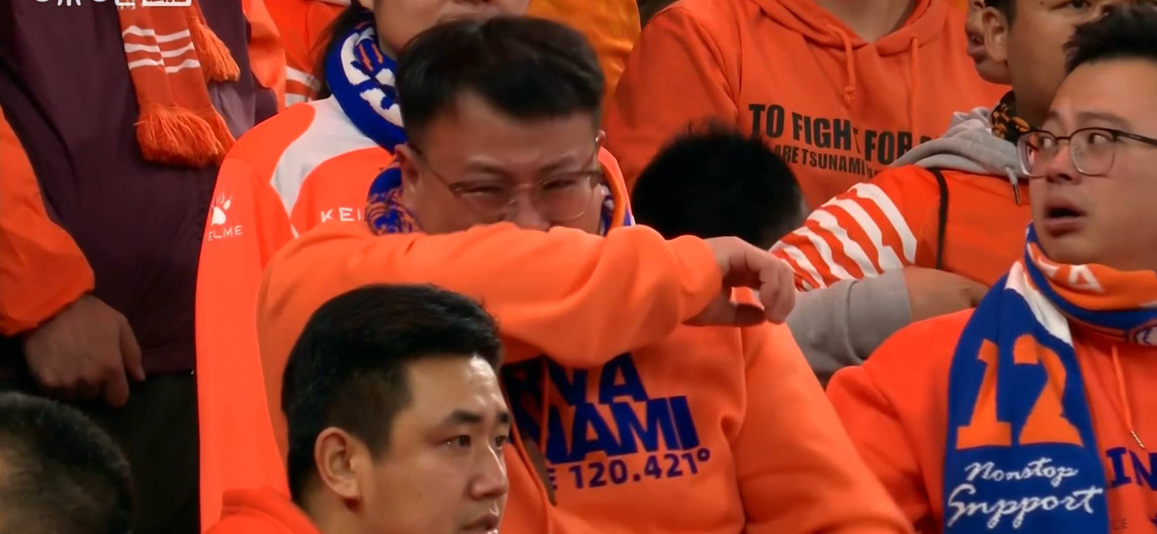 比赛场面不断波澜,球迷情绪高涨 比赛场面不断波澜,球迷情绪高涨